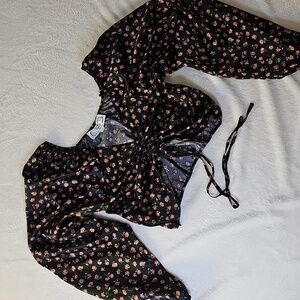 HIPPIE ROSE Size XS Floral Crop Top Like New Long Sleeves I55
